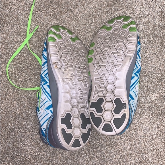 Woman’s 7.5 NIKE shoes - Picture 3 of 7